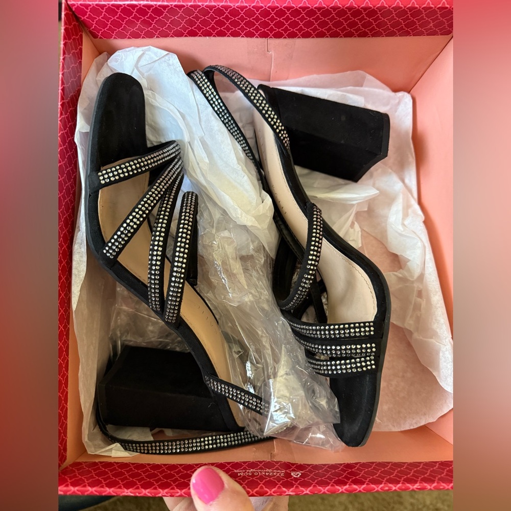 Black heels - Picture 3 of 9